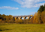   Ein 5-teiliger Flirt der HLB (Hessischen Landesbahn) als RE 99 Main-Sieg-Express (Siegen-Gießen), fährt am 30.10.2016 über den Rudersdorfer Viadukt in Richtung Gießen.
