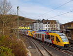   Zwei gekuppelte LINT (ein LINT 27 und ein LINT 41) der HLB (Hessische Landesbahn) fahren am 25.02.2017, als RB 90  Westerwald-Sieg-Bahn  (Siegen - Betzdorf - Au - Altenkirchen - Westerburg), in den