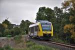 VT 202 der HLB ist am 28.09.2018 als RB90 nach Limburg(Lahn) unterwegs und fährt nun aus Niederhadamar in Richtung Elz.