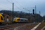Der VT 254 (95 80 0648 154-2 D-HEB / 95 80 0648 654-1 D-HEB) ein Alstom Coradia LINT 41 der HLB (Hessische Landesbahn), ex Vectus VT 254 erreicht am 25.03.2021, als RB 90  Westerwald-Sieg-Bahn 