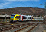 Der VT 266 (95 80 0648 166-6 D-HEB / 95 80 0648 656-6 D-HEB) ein Alstom Coradia LINT 41 der HLB (Hessische Landesbahn), ex Vectus VT 266, erreicht am 29.03.2021, als RB 90  Westerwald-Sieg-Bahn 