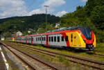 Zwei fast fabrikneue fünfteilige Niederflur-Elektrotriebwagen vom Typ Alstom CORADIA Continental 2 (XCC MHX) der HLB (Hessische Landesbahn GmbH) sind am 07 Juni 2024 beim Bahnhof Dillenburg abgestellt. Hier vorne der ET 259 (94 80 1440 259-8 / 1441 259-7 / 1841 259-3 / 1441 759-6 und 1440 759-7 D-HEB) und hinten der ET 271 (94 80 1440 271-3  / 1441 271-2 / 1841 271-1 / 1441 759-6 und 1440 771-2 D-HEB). Sie werden für den Mittelhessen-Express (RB37: Kirchhain – Marburg – Gießen – Frankfurt Hbf / RB40: Dillenburg – Gießen – Frankfurt Hbf / RB41: Schwalmstadt-Treysa – Gießen – Frankfurt Hbf / RB49: Gießen – Friedberg – Hanau Hbf) eingesetzt. 

Beide Elektro-Triebzüge wurden 2023 von der Alstom Transport Deutschland GmbH (vormals LHB) in Salzgitter-Watenstedt gebaut. Die Coradia Continental benötigten wegen einer neuen Steuerungssoftware eine neue Zulassung, nach Problemen mit dieser, hatte ALSTOM erst Ende April 2024 die Zulassung für die neuen Coradia Continental für die Hessische Landesbahn (HLB) erhalten und so erfolgte die Abnahme erst zum 30. April 2024. Der neue Verkehrsvertrag im Netz Mittelhessen unter dem Label MEX (Mittelhessen-Express) begann aber bereits im Dezember 2023, so wurden zunächst noch die Talent 2 der DB Regio eingesetzt, die zuvor Betreiber der Linien war. Die Verkehrsvertragslaufzeit für den Mittelhessenexpress beträgt 15 Jahre.

Am 27. Mai 2021erhielt Alstom einen Auftrag zur Lieferung von 32 Coradia Continental Elektrotriebzügen von der Hessischen Landesbahn GmbH (HLB) erhalten. Die Bestellung teilt sich auf in insgesamt zwölf 4-Teiler sowie 20 5-Teiler und hat einen Gesamtwert von rund 200 Mio. Euro. 

Alstom CORADIA Continental 2 ist ein hochmoderner Elektrotriebzug und die ideale Lösung für den Regionalverkehr im mittleren Hessen. Er ist zuverlässig, schnell und leise und bietet für die Passagiere höchsten Fahrkomfort, inklusive reichlich Platz für Fahrräder und Gepäck.  Der Coradia Continental erreicht Betriebsgeschwindigkeiten von bis zu 160 km/h und bietet als vier- und fünfteilige Einheiten 206 bzw. 282 Sitzplätze. Verschiedene Mehrzweckbereiche halten ausreichend Platz für Rollstühle, Fahrräder und Kinderwagen bereit. Die Antriebsausrüstung der Züge ist auf dem Dach angeordnet, sodass der Innenraum großzügig gestaltet ist, u.a. mit einem breiten und stufenfreien Gang für besseren Fahrgastfluss. Insbesondere wird durch eine angepasste Einstiegshöhe in Verbindung mit zusätzlichen Schiebetritten ein sehr komfortabler Zugang in das Fahrzeug gewährleistet. Der Coradia Continental ist im gesamten Zug mit WLAN, Videoüberwachung sowie Laptopanschlüssen und einem Echtzeit-Fahrgastinformationssystem ausgestattet, das Verbindungsdaten anzeigt.

Verbesserte Barrierefreiheit:
Mit der reduzierten Einstiegshöhe von 60cm können mobilitätseingeschränkte Fahrgäste auch an niedrigen Bahnsteigen barrierefrei ein- und aussteigen. Alle Fahrzeuge sind mit einem Schiebetritt ausgestattet. Dieser dient, je nach Bahnsteighöhe, als Spaltüberbrückung zum Bahnsteig oder Trittstufe. Auch Fahrgäste mit Kinderwagen, Fahrrädern oder Gepäck profitieren vom barrierefreien Zugang. Große Piktogramme weisen Fahrgästen leicht ersichtlich auf die Rollstuhl- und Fahrradbereiche hin.

Alstoms Coradia Reihe von modularen Zügen profitiert von mehr als 30 Jahren kontinuierlicher Weiterentwicklung und bewährten technischen Lösungen. Bisher wurden mehr als 3.300 Coradia Züge verkauft und rund 2.900 verkehren zurzeit in Dänemark, Frankreich, Deutschland, Italien, Luxemburg, den Niederlanden, Schweden und Kanada

Diese fünfteiligen Triebzüge setzen sich auch den folgenden Wagenbaureihen zusammen1440.2 – 1441.2 – 1841.2 – 1441.7 – 1440.7 uns sind so 89.700 mm und haben 8 Fahrmotoren. Die Triebzüge haben konventionelle Enddrehgestelle und Jakobs-Drehgestelle zwischen den Mittelwagen

TECHNISCHE DATEN:
Hersteller: 	Alstom Transport Deutschland GmbH (Salzgitter-Watenstedt)
Baureihe: 1440.2
Art: fünfteiliger Niederflur-Elektrotriebwagen
Fahrzeugbestand der HLB : 20 (BW Wiesbaden)
Spurweite: 1.435 mm
Achsfolge: Bo’(Bo’)(2’)(2’)(Bo’)Bo’ in Klammern Jakobs-Drehgestelle
Länge über Kupplung: 89.700 mm
Drehzapfenabstände: 15.550 mm / 3 x 16.400 mm / 15.550 mm
Achsabstand in den Enddrehgestellen: 2.440 mm
Achsabstand in den Jakobsdrehgestellen: 2.700 mm
Treib- und Laufraddurchmesser: 850 mm (neu) / 780 mm (abgenutzt)
Breite: 2.920 mm
Maximale Höhe (über SO): 4.280 mm
Einstieghöhe (über SO): ca. 600 mm
Eigengewicht: ca. 167 t
Minimaler befahrbarer Gleisbogen Werkstatt/Betrieb: 100/150 m
Stromsystem: 15 kV / 16,7 Hz
Höchstgeschwindigkeit: 160 km/h
Dauerleistung: 2.000 kW
Max. Stundenleistung: 2.880 kW
Fahrgastsitzplätze: 282 (davon 14 in der  1. Klasse)
Niederfluranteil: ca. 89 %
Fahrgasteinstiegstüren je Längsseite: 5
Bremse: KB C-el-pn-R-A-E-Mg (D)
