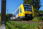 In Froschperspektive, der Verbrennungstriebwagen VT 505 (95 80 1648 105-2 D-HEB / 95 80 1648 605-1 D-HEB) der HLB (Hessische Landesbahn GmbH), ein Alstom Coradia LINT 41 der neuen Generation, hat am