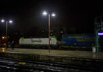 Die Siemens Vectron 193 891-9 „Michael“ (91 80 6193 891-9 D-ITL) der CAPTRAIN Deutschland GmbH / ITL Eisenbahngesellschaft mbH fährt am Abend des 06,12.2022 (20:15 Uhr) mit einem