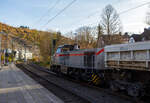 Nun hat sie Hp 1 und darf losfahren, die 277 809-0  Elmi“ (92 80 1277 809-0 D-KAF), eine Vossloh MaK G 1700 BB der KAF - Falkenhahn Bau AG (Kreuztal), fährt am 04 November 2025 mit einem