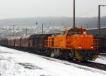 Bei st�rkerem Schneefall - Die Lok 44 - MaK G 1000 BB (271 004-4) der Kreisbahn Siegen-Wittgenstein (KSW) dr�ckt ihren Coil-G�terzug, am 25.02.2013 bei Siegen Kaan-Marienborn (Siegen-Ost), in Richtung