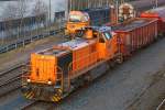   Die Lok 46 (92 80 1277 807-4 D-KSW) der Kreisbahn Siegen-Wittgenstein (KSW) ist am 23.01.2015 mit drei Güterwagen auf dem Rangierbahnhof der KSW in Herdorf (Betriebsstätte Freien Grunder