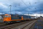   Die Lok 43 (92 80 1273 018-2 D-KSW) der KSW (Kreisbahn Siegen-Wittgenstein), eine Vossloh MaK G 2000 BB, rangiert am sp�ten Nachmittag des 08.02.2016 mit einem G�terzug in Siegen-Weidenau.