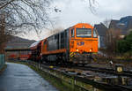 Die KSW 43 (92 80 1273 018-2 D-KSW) der KSW (Kreisbahn Siegen-Wittgenstein), verlässt am 29.01.2021 mit einem Übergabezug den KSW Rbf Herdorf (Betriebsstätte Freien Grunder Eisenbahn -