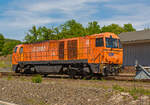 Die KSW 43 (92 80 1273 018-2 D-KSW), die MaK G 2000 BB asymmetrisch der KSW Kreisbahn Siegen-Wittgenstein abgestellt am 18.05.2012 in Siegen-Eintracht.