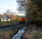 Nun fährt die KSW 44 (92 80 1271 004-4 D-KSW), eine MaK G 1000 BB der KSW (Kreisbahn Siegen-Wittgenstein) am 26 Februar 2026 in Neunkirchen-Salchendorf mit weiteren 4 beladenen Coilwagen hinauf zum Pfannenberg (ehemals Grube Pfannenberger Einigkeit), wo sich heute die Produktionshallen der EMW Stahl Service GmbH, ein Geschäftsbereich der SCHÄFER WERKE Gruppe befinden.