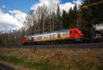 Blick aus dem Zug heraus...
Wir fuhren am 21.04.2023 mit dem RE 30 von Hof nach Bamberg, da kommt die Mitteldeutsche Eisenbahn GmbH (Schkopau) vermietete 159 235-1 (90 80 2159 235-1 D-RCM)  der ELP - European Loc Pool AG (Frauenfeld/CH), eingestellt �ber die RCM Rail Care and Management GmbH (M�nchen) mit einem Staubgutwagenzug, bei Oberkotzau �ber die KBS 858 (Bahnstrecke Cheb–Oberkotzau aus Richtung Cheb (Tschechien) kommend angefahren. 

Die EURO DUAL eine Co'Co'- Lok wurde 2021 von Stadler Rail Valencia S.A.U. in Albuixech (Spanien) unter der Fabriknummer  4124 gebaut und an die ELP - European Loc Pool AG in Frauenfeld (CH) ausgeliefert. Diese Zweikraftlokomotiven mit dieselelektrischem und elektrischem Antrieb f�r den Streckendienst, besitzen  eine H�chstgeschwindigkeit  140 km/h, wie hier mit dieselelektrischem Antrieb eine Leistung von 2.800 kW, mit elektrischem Antrieb sind es stolze 6.150 kW. 