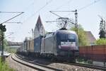 ES 64 U 2 -012 zieht Taschenwagenzug und ES 64 U 2 -028 schiebt, bei Lonsee am 06.05.2011.