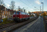 Die alias 215 027-4 eigentlich 225 027-2 (92 80 1225 027-2 D-NEOX) der Neo Lox GmbH Bottrop (NEOX) fährt am 05 November 2025 auf Tfzf (Triebfahrzeugfahrt) / als Lz (Lokzug) durch den Bahnhof
