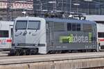 E-Lok 111 222-6, von railadventure, steht am Ende eines Bahnsteiges im Hbf.