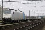 Am tr�ben 18.Dezember 2015 steht der noch kahler RTB/RATH 186 425 mit ein ziemlich leeren KLV in Blerick.