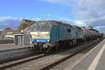 Leider mit Gegenlicht durchfahrt am 21 September 2025 RDC 2700-02 mit ein Kesselwagenzug NIeb�ll.