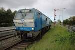 RDC DE 2700-02 lauft am 21 September 2025 um in NIebüll und wird vom Bahnsteig fotografiert.