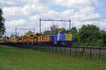 RTS 1018 schleppt bei Alverna ein Swietelski Gleisbaugerät am 11 Mai 2019.