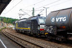 Die an die RTB Cargo vermietete Siemens Vectron MS 193 623-6 (91 80 6193 623-6 D-DISPO) der Beacon Rail Capital Europe GmbH (M�nchen, ex MRCE Dispolok) f�hrt am 06 Juni 2026 mit einem Kesselwagenzug, laut Gefahrguttafel (33/1170) und Anschrift beladen mit Ethanol, durch den Bahnhof Betzdorf/Sieg in Richtung K�ln.

Nochmals einen Gru� an den netten Lokf�hrer zur�ck. 

Die Siemens Vectron MS wurde 2018 von Siemens Mobility GmbH in M�nchen-Allach unter der Fabriknummer 22503 gebaut und an die MRCE als X4 E – 623 geliefert. Diese Vectron Lokomotive ist als MS – Lokomotive (Mehrsystemlok) mit 6.400 kW und einer H�chstgeschwindigkeit von 200 km/h konzipiert. Sie ist in der Variante A10-2d ausgef�hrt und hat so die Zulassungen f�r Deutschland, �sterreich, Polen, Tschechien, Slowakei, Ungarn, Niederlande und Rum�nien (D / A / PL / CZ / SK / H / NL und RO).

Die Variante MS A10 besitzt folgende Zugsicherungssysteme: ETCS BaseLine 3, sowie f�r Deutschland (PZB90 / LZB80 (CIR-ELKE I)), f�r �sterreich (ETCS Level 1 mit Euroloop, ETCS Level 2, PZB90 / LZB80), f�r Polen (SHP), f�r Tschechien und die Slowakei (LS (Mirel)), f�r Ungarn (ETCS Level 1, EVM (Mirel)) f�r die Niederlande (ETCS Level 1, ETCS Level 2, ATB-EGvV) und f�r Rum�nien (PZB90).