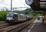 Die an die RTB Cargo vermietete Siemens Vectron MS 193 623-6 (91 80 6193 623-6 D-DISPO) der Beacon Rail Capital Europe GmbH (M�nchen, ex MRCE Dispolok) f�hrt am 06 Juni 2026 mit einem Kesselwagenzug, laut Gefahrguttafel (33/1170) und Anschrift beladen mit Ethanol, durch den Bahnhof Betzdorf/Sieg in Richtung K�ln.

Nochmals einen Gru� an den netten Lokf�hrer zur�ck. 

Die Siemens Vectron MS wurde 2018 von Siemens Mobility GmbH in M�nchen-Allach unter der Fabriknummer 22503 gebaut und an die MRCE als X4 E – 623 geliefert. Diese Vectron Lokomotive ist als MS – Lokomotive (Mehrsystemlok) mit 6.400 kW und einer H�chstgeschwindigkeit von 200 km/h konzipiert. Sie ist in der Variante A10-2d ausgef�hrt und hat so die Zulassungen f�r Deutschland, �sterreich, Polen, Tschechien, Slowakei, Ungarn, Niederlande und Rum�nien (D / A / PL / CZ / SK / H / NL und RO).

Die Variante MS A10 besitzt folgende Zugsicherungssysteme: ETCS BaseLine 3, sowie f�r Deutschland (PZB90 / LZB80 (CIR-ELKE I)), f�r �sterreich (ETCS Level 1 mit Euroloop, ETCS Level 2, PZB90 / LZB80), f�r Polen (SHP), f�r Tschechien und die Slowakei (LS (Mirel)), f�r Ungarn (ETCS Level 1, EVM (Mirel)) f�r die Niederlande (ETCS Level 1, ETCS Level 2, ATB-EGvV) und f�r Rum�nien (PZB90).