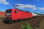 Vom Bahnsteig in Salzbergen wird am 26 April 2025 SRLS 143 020 samt Kesselwagen nach Bad Bentheim fotografiert.