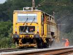 Eine Plasser & Theurer Zweischwellenstopfmaschine 09-32 CSM (Schweres Nebenfahrzeug 97 40 68 533 17-9) der Fa.