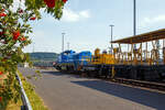Die an die SLG Spitzke Logistik GmbH vermietete und der Vossloh Locomotives GmbH gehörende G 12 - SP - 012 (92 80 4120 001-7 D-VL) im am 12.09.2015, mit einem  Schienenwechselzug