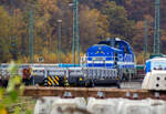 Die sehr neue SPITZKE DE18-SP-302 / 4185 302-1 (92 80 4185 302-1 D-SLG) eine dieselelektrische Vossloh DE 18 der SPITZKE SE steht am 08 November 2025 hinter einem Res-Wagen im Rbf Betzdorf/Sieg.