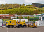 Zweiwege-LKW OMF 3 mit Teleskophubarbeitsbühne und Kofferaufbau als Werkstatt, sowie mit angehangenen Trommelwagen (Kabeltrommelanhänger mit Schienenfahreinrichtung) der STRABAG Rail Fahrleitungen GmbH abgestellt am 30.04.2022 in Kreuztal-Eichen. 

Der LKW ist ein Mercedes Benz die Schienenfahreinrichtung und die Aufbaute wurden von Schörling Brock GmbH angebaut.  Das OMF 3 wird im Rahmen der Oberleitungsmontage genutzt. Es wird zum Aufbau von verschiedenen Baugruppen sowie beim Tragseil- und Fahrdrahtzug eingesetzt. 
