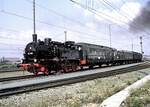 74 1192 mit Abteilwagen, Post- und Packwagen bei der Jubiläumsparade 150 Jahre Deutsche Eisenbahn in Nürnberg am 14.09.1985.