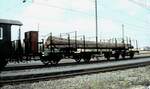 Zweiteiliger Langholzwagen mit Steifkupplung, beladen mit Baumstämmen, gezogen von Zuckersusi 98 727 bei der Parade 150 Jahre Deutsche Eisenbahn in Nürnberg am 1.09.1985.