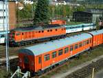 232 096-8 in Ulm, davor steht ein Hilfszug in Bereitschaft am 22.10.2005, dahinter steht der 798 Ulmer Spatz.