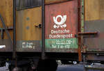   Von der anderen Seite ein Detailbild der Aufschrift: Der ehemaliger zweiachsiger Bahnpostwagen Post 2ss-t/13 der Deutschen Bundespost, 50 80 00-03710-3, am 28.05.2017 im Eisenbahnmuseum