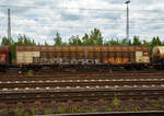 Ein recht langer vierachsiger großräumiger Drehgestell-Schiebewandwagen, 31 80 2780 236-8 D-DB, der Gattung Habbillns 351 (AAE H1), ex 31 68 2780 236-4, ein von der DB Cargo AG angemieteter Wagen der ehem. AAE Cargo AG (Baar/Schweiz), heute Teil der VTG, ist am 18.06.2017 im Gbf Koblenz-Lützel angestellt. 

Güterwagen mit vier Radsätzen (in 2 Drehgestellen), zweiteiligen Aluminium-Schiebewänden und sechs verriegelbaren Trennwänden. Diese großräumigen Wagen sind mit Schiebewänden ausgerüstet, die von einer Person bewegt werden können. Im geöffneten Zustand ist der Zugang zur halben Ladefläche von beiden Seiten möglich.

Be- und Entladen mit Gabelstaplern ist damit sowohl von einer Rampe als auch von ebener Erde möglich. Die Wagen sind für eine schonende Beförderung hochempfindlicher Güter verschiedener Art mit der Transportschutzeinrichtung  Verriegelbare Trennwände  ausgestattet, durch die der Wagenraum in einzelne Kammern unterteilt wird. Die verriegelbaren Trennwände rasten alle 45 mm in Lochleisten im Fußboden und am Obergurt des Wagens ein.

Der Wagen besitzt ein oben geführtes und unten auf Rollen laufendes Schiebewandsystem. Das Schiebewandsystem gestattet ein zum Wagenkasten paralleles Führen der Wand beim gesamten Öffnungs- und Schließvorgang. Die Betätigungsgestänge für das Schiebewandsystem befinden sich an den Stirnwänden.

Das Untergestell ist als Schweißkonstruktion hergestellt und besteht aus zwei durchlaufenden Außenlangträgern und Querträgern, die die Langträger verbinden. Der Fußboden besteht aus 30 mm dicken Sperrholzplatten, deren Oberseite mit einem rutschhemmenden Material beschichtet ist.

Zur Ladegutsicherung sind die Wagen mit vier verriegelbaren Trennwänden ausgerüstet.

Die Bedeutung der Gattungs- und Kennbuchstaben (hier Habbillns):
H = Gedeckter Wagen in Sonderbauart
a = mit 4 Achsen
bb = Nutzbare Länge über 22 m
i = Schiebewände
ll = mit verriegelbaren beweglichen Trennwänden
n = Lastgrenze über 60 Tonnen
s = für eine Höchstgeschwindigkeit von 100 km/h (beladen) geeignet

TECHNISCHE DATEN:
Hersteller: Waggonbau Niesky (ca. 1995)
Spurweite: 1.435 mm (Normalspur)
Anzahl der Achsen: 4 (in zwei Drehgestellen)
Länge über Puffer: 23.200 mm
Drehzapfenabstand: 17.720 mm
Achsabstand im Drehgestell: 1.800 mm
Laufraddurchmesser: 920 mm (neu)
Ladelänge: 21.600 mm (mit Trennwänden) / ca. 22.150 mm (ohne Trennwände)
Ladebreite: 2.840 mm
Ladefläche: 61,3 m²
Laderaum: ca. 163 m³
Fußbodenhöhe von SOK: 1.200 mm
Min. befahrbarer Kurvenradius: R 60 m
Eigengewicht: 27.500 kg
Max. Ladegewicht: 62,5 t (ab Streckenklasse D)
Maximale Radsatzlast: 22,5 t
Schiebewandöffnung:  2 x ca. 10.800 mm x 2.800 mm
Höchstgeschwindigkeit: 100 km/h (beladen) / 120 Km/h (leer)
Bauart der Bremse: Ch-GP-A (max. 59 t)
Verwendungsfähigkeit: RIV

Die AAE Ahaus Alstätter Eisenbahn AG mit Sitz in Baar (Schweiz) war mit 30.000 Güterwagen einer der größten privatwirtschaftlichen Güterwagenvermieter in Europa. Sie gehört seit Anfang 2015 zur VTG AG. Zunächst wurden die Waggons mit einer neuen Logo-Kombination aus dem der VTG und den AAE-Schriftzeichen versehen. 2018 war die Eingliederung in die VTG weitgehend vollzogen, die Vermietung der Waggons erfolgt über die VTG. Waggons tragen aber noch das Halterkürzel AAEC. Niederlassungen bestanden in allen größeren europäischen Ländern. Instandsetzungen und Hauptuntersuchungen der Güterwagen wurden europaweit durchgeführt.
