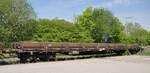 Flachwagen mit eingeklappten Rungen 31 80 3941 206-5 RIV D-B  Res 687 in Wei�enhorn am 02.05.2011.