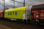 Vierachsiger Drehgestell-Flachwagen mit verschiebbarem Planenverdeck und Lademulden für Coiltransporte, 37 80 4668 599-6 D-GATED, der Gattung Shimmns-ttu, der GATX Rail Germany GmbH, am