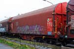 Vierachsiger Drehgestell-Flachwagen mit verschiebbarem Planenverdeck und Lademulden f�r Coil-/Spaltbandtransporte 31 80 4671 407-3 D-DB, der Gattung Shimmns-ttu 708.4, der DB Cargo AG, abgestellt im