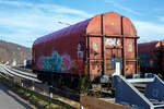 Vierachsiger Drehgestell-Flachwagen mit verschiebbarem Planenverdeck und Lademulden für Coiltransporte, 31 80 4675 098-6 D-DB, der Gattung Shimmns-ttu 722, der DB Cargo AG abgestellt am 19 Februar 2025 auf dem Rbf der KSW (Kreisbahn Siegen-Wittgenstein) in Herdorf (Betriebsstätte Freien Grunder Eisenbahn - NE 447). 

Der Wagen wurde 1978 von der Waggon Union GmbH im Werk Siegen unter der Fabriknummer 110656 gebaut und an die Deutsche Bundesbahn, als Wagen mit verschiebbaren Teleskophauben der Gattung Shimmns 708, geliefert. Im Jahr 2002 wurde der Wagen von der Deutsche Bahn AG im Werk Zwickau/Sachsen, unter der Fabriknummer 2099, in den heutigen Wagen mit verschiebbarem Planenverdeck umgebaut. Interessant ist das die Drehgestelle nicht von der WU, sondern von der LHB - Linke-Hofmann-Busch GmbH in Salzgitter-Watenstedt sind.
