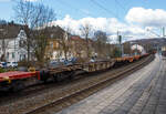4-achsiger Drehgestell-Containertragwagen, 31 80 4564 208-5 D-DB, der Gattung Sgns 692, der DB Cargo AG, am 19.03.2021 im Zugverband bei der Durchfahrt in Kirchen (Sieg.