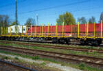Leerer vierachsiger Drehgestell-Flachwagen (Holzwaggon) mit Rungensystem ExTe (SR8) und Niederbindeeinrichtung (Ladungssicherungssystem „Autonordic“), 81 80 4723 018-5 D-TWA, der Gattung