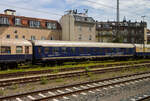Der Gesellschaftswagen/Partywagen D-CBB 61 80 89-90 670-4 der Gattung WGmz 820 der Centralbahn GmbH (M�nchengladbach), eingereiht im Zugverband eines mit 12 Wagen sehr langen Sonder- oder Partyzug der