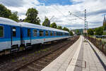 Der ex InterRegio-Wagen der 2. Klasse, D-GfF 51 80 22-91 711-7 der Gattung Bimz 264.9, der GfF - Gesellschaft f�r Fahrzeugtechnik mbH (Crailsheim) am 02 Juli 2026 im Zugverband bei einer Zugdurchfahrt im Bahnhof Kirchen (Sieg). 

Der UIC-X-Wagen wurde 1970 von LHB - Linke-Hofmann-Busch GmbH) in Salzgitter-Watenstedt (heute ALSTOM Transport Deutschland GmbH) gebaut und als 51 80 22-70 161-0 der Gattung Bm 234 an die Deutsch Bundesbahn geliefert. 

Bereits Mitte der 1980er Jahre plante die DB eine Neuordnung ihrer Schnellz�ge, die bis dahin alle nach individuellen Fahrpl�nen fuhren. Eine Kategorie unterhalb der Intercitys sollte ein betriebenes Netz aus �berregionalen InterRegio´s die bisherigen Schnellz�ge ersetzen. Dabei sollte �berwiegend das bisherige Wagenmaterial eingesetzt werden, welches aber einem weitgehenden Umbau zu unterziehen war, die neue Wagengattung „-im“ war geboren.

Ab 1987 wurden bei PFA Weiden (Partner f�r Fahrzeugausstattung GmbH) Schnellzugwagen der Spenderbauarten Am203, ABm225 und Bm234/Bm235 in die Bauarten Aim260 bzw. Aimz261 (155 Wagen erster Klasse), ARkimbz262 (155 Wagen erster Klasse mit Bistroabteil), Bim263 bzw. Bimz264 (563 Wagen zweiter Klasse) und Bimdz268 (132 Wagen zweiter Klasse mit Fahrradabteil) umgebaut. So wurde Dieser Wagen 1991 bei PFA Weiden zum Bimz 264(InterRegio-Wagen der 2. Klasse) umgebaut. 

Anfang der 2000er Jahre verkaufte die Deutsche Bahn 150 Wagen an die NS - Nederlandse Spoorwegen. F�r den dortigen Einsatz wurden die Wagen bei PFA Weiden in den Jahren 2001 und 2002 modernisiert. Im Jahr 2009 endete der Einsatz der ICK-Wagen. So ging dieser Wagen wieder nach Deutschland, er wurde an die HEROS (51 80 22-91 711-7 D-HEROS Bimz 264.9) verkauft. 

TECHNISCHE DATEN:
Spurweite: 1.435 mm (Normalspur)
L�nge �ber Puffer: 26.400 mm
Wagenkastenl�nge: 26.100 mm
Wagenkastenbreite: 2.825 mm
H�he �ber Schienenoberkante: 4.050 mm
Drehzapfenabstand: 19.000 mm
Achsstand im Drehgestell: 2.500 mm
Laufraddurchmesser: 950 mm (neu) / 900 mm (abgefahren)
Drehgestellbauart: Minden-Deutz 366
H�chstgeschwindigkeit: 200 km/h
Sitzplatze: 60 (in der 2. Klasse)
Layout: f�nf Abteile mit je 5 Sitzen und drei Bereiche mit zusammen 35 Sitzen und 6 Klappsitzen 
Toiletten: 2 (geschlossenes System)
Zulassung: RIC, gem�� besonderer Vereinbarung
Bremse: pneumatische Scheibenbremse mit Magnetschienenbremse KE-GPR-Mg (D)