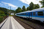 Der ex InterRegio-Wagen der 2. Klasse mit Mehrzweckabteil, D-GfF 51 80 84-90 702-2 der Gattung Bimdz 268.9, der GfF - Gesellschaft f�r Fahrzeugtechnik mbH (Crailsheim) am 02 Juli 2026 im Zugverband bei einer Zugdurchfahrt im Bahnhof Kirchen (Sieg). 

Der UIC-X-Wagen wurde 1972 von LHB - Linke-Hofmann-Busch GmbH) in Salzgitter-Watenstedt (heute ALSTOM Transport Deutschland GmbH) gebaut und als 51 80 22-70 249-3 der Gattung Bm 234 an die Deutsch Bundesbahn geliefert. 

Bereits Mitte der 1980er Jahre plante die DB eine Neuordnung ihrer Schnellz�ge, die bis dahin alle nach individuellen Fahrpl�nen fuhren. Eine Kategorie unterhalb der Intercitys sollte ein betriebenes Netz aus �berregionalen InterRegio´s die bisherigen Schnellz�ge ersetzen. Dabei sollte �berwiegend das bisherige Wagenmaterial eingesetzt werden, welches aber einem weitgehenden Umbau zu unterziehen war, die neue Wagengattung „-im“ war geboren.

Ab 1987 wurden bei PFA Weiden (Partner f�r Fahrzeugausstattung GmbH) Schnellzugwagen der Spenderbauarten Am203, ABm225 und Bm234/Bm235 in die Bauarten Aim260 bzw. Aimz261 (155 Wagen erster Klasse), ARkimbz262 (155 Wagen erster Klasse mit Bistroabteil), Bim263 bzw. Bimz264 (563 Wagen zweiter Klasse) und Bimdz268 (132 Wagen zweiter Klasse mit Fahrradabteil) umgebaut. So wurde Dieser Wagen 1992 bei PFA Weiden zum Bimdz 268 (InterRegio-Wagen der 2. Klasse mit Fahrradabteil) umgebaut. 

Anfang der 2000er Jahre verkaufte die Deutsche Bahn 150 Wagen an die NS - Nederlandse Spoorwegen. F�r den dortigen Einsatz wurden die Wagen bei PFA Weiden in den Jahren 2001 und 2002 modernisiert. Im Jahr 2009 endete der Einsatz der ICK-Wagen. So ging dieser Wagen wieder nach Deutschland, er wurde an die BahnTouristikExpress, (56 80 84-90 702-7 D-BTEX Bimdz 268.9) verkauft. 

TECHNISCHE DATEN:
Spurweite: 1.435 mm (Normalspur)
L�nge �ber Puffer: 26.400 mm
Wagenkastenl�nge: 26.100 mm
Wagenkastenbreite: 2.825 mm
H�he �ber Schienenoberkante: 4.050 mm
Drehzapfenabstand: 19.000 mm
Achsstand im Drehgestell: 2.500 mm
Laufraddurchmesser: 950 mm (neu) / 900 mm (abgefahren)
Drehgestellbauart: Minden-Deutz 366
H�chstgeschwindigkeit: 200 km/h
Layout: vier Abteile zweiter Klasse mit je 5 Sitzen, drei Bereiche mit zusammen 35 Sitzen und 6 Klappsitzen und ein Mehrzweckbereich mit 5 Klappsitzen und Platz f�r Fahrr�der oder Sperrgep�ck
Toiletten: 1 (geschlossenes System)
Zulassung: RIC, gem�� besonderer Vereinbarung
Bremse: pneumatische Scheibenbremse mit Magnetschienenbremse KE-GPR-Mg (D)