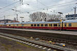 Der TEE-Speisewagen D-AKE 56 80 88-95 001-5 der Gattung WRmz 135.0, der AKE-Eisenbahntouristik – Jörg Petry e.K. (Gerolstein) am 10 März 2024 im Hbf Osnabrück, eingereiht im Zugverband in den 1. Klasse-Sonderzug AKE RHEINGOLD (vom 10 bis 14 März 2024) von Koblenz via Hamburg, Bremen, Husum und Westerland auf Sylt nach List auf Sylt.

Die zunehmende Elektrifizierung des Streckennetzes der Deutschen Bundesbahn erlaubte in der zweiten Hälfte der sechziger Jahre auch in Deutschland die Entwicklung vollelektrischer Speisewagen. Die Schweizerischen Bundesbahnen beschafften derartige Fahrzeuge zu diesem Zeitpunkt bereits seit 25 Jahren.

Dieser Speisewagen wurde 1969 von der Waggonfabrik Orenstein & Koppel in Berlin-Spandau als einer von sechs Prototypen gebaut und im November 1969 mit der Wagennummer 61 80 88-73 304-2 in Dienst gestellt. Ihre zulässige Höchstgeschwindigkeit betrug damals 160 km/h, in der Küche erhielten sie neben einem E-Herd mit acht Kochplatten erstmals eine Geschirrspülmaschine. Das im Vergleich zu den bislang beschafften Speisewagen auffälligste äußere Kennzeichen war der Dachstromabnehmer. Er konnte nur im Stillstand des Wagens an die Oberleitung angelegt werden und sicherte damit die Stromversorgung der Küche während der Abstellung, bei der Zugvorbereitung und im Betriebseinsatz beim Lokwechsel: Damals gab es noch keine IC-Steuerwagen und bei der Änderung der Fahrtrichtung wechselte stets die Lok, beispielsweise im großen Kopfbahnhof Frankfurt/M. Der Stromabnehmer senkte sich automatisch, wenn sich der Wagen in Bewegung setzte oder über die Heizleitung wieder Spannung erhielt.

Die Konzeption der Energieversorgungsanlage ließ nur Einsätze in den Bahnstromnetzen von Deutschland, Österreich und der Schweiz zu. Beheimatet war der Wagen von Anbeginn im Hamburg, daran sollte sich auch über 20 Jahre nichts ändern. Er lief zunächst im Hispania-Express zwischen Hamburg und Genf, nach der Beseitigung der bei Prototypen üblichen anfänglichen Störungen folgten ab 1971 Einsätze in den TEE „Helvetia“ nach Zürich und „Blauer Enzian“ nach Klagenfurt.

1977 wurde der Wagen durch Umbauten an den Drehgestellen und das Anbringen von Schlingerdämpfern für eine Höchstgeschwindigkeit von 200 km/h ertüchtigt. Ab 1979 oblag ihm die Bewirtschaftung von IC- und später EC-Zügen vorwiegend in die Schweiz mit weiterhin klangvollen und bekannten Namen wie „Rheinpfeil“, „Helvetia“, „Mont-Blanc“ und „Tiziano“. Eine komplette Vollaufarbeitung erfolgte im Herbst 1985, dabei erhielt er u. a. neue Fenster und Sitzbezüge im bekannten orange/braun/beige-gestreiften Muster. Ab Anfang der 90er-Jahre war dieser Wagen in Basel beheimatet und kam vorwiegend mit IC-Zügen in seine „Geburtsstadt“ Berlin.

1999 wurde eine neue Küche eingebaut, außerdem wurden die Sitzbezüge und Teppiche erneuert. Danach fand sich für das Fahrzeug bis 2006 ein neues Einsatzgebiet als Speisewagen für die DB AutoZug GmbH.

Nach seiner Ausmusterung bei der DB wurde der Wagen von der AKE-Eisenbahntouristik erworben und ist nach einer weiteren Modernisierung fester Bestandteil in den TEE „Rheingold“-Sonderzügen.

Quelle: AKE-Rheingold

TECHNISCHE DATEN:
Länge über Puffer: 27.500 mm
Wagenkastenlänge: 27.200 mm
Wagenkastenbreite: 2.805 mm
Höhe über Schienenoberkante: 4.050 mm
Drehzapfenabstand: 19.500 mm
Achsstand im Drehgestell: 2.500 mm
Drehgestellbauart: Minden-Deutz 367
Leergewicht: 49 t
Höchstgeschwindigkeit: 200 km/h (bei Ablieferung 160 km/h bis 1977)
Sitzplätze: 48  (Jeweils sieben Tischen für zwei bzw. vier Persone).
Heizungsbauart: Klimae
Energieversorgung: Zentrale Energieversorgung aus der Zugsammelschiene, im Stillstand/ohne Lok über Dachstromabnehmer

Allgemeines zu den TEE/IC-Wagen
Mit der Umstellung des bisher zweiklassigen Rheingold-Express-Zuges wollte die DB neuestes Wagenmaterial einsetzen. Vorgesehen waren reine Erste-Klasse-Wagen in mehreren Bauarten (die als Rheingold-Wagen bekannt sind). Diese Wagen wurden unter Leitung von Abteilungspräsident Adolf Mielich, Leiter der Wagenbau- und Einkaufsabteilung des Bundesbahnzentralamts in Minden, konstruiert. Sie besitzen somit die gleichen Hauptmaße wie die m-Bauart, waren damit 26,4 Meter lang und 2.825 Millimeter breit. Die durch Gummiwülste geschützten Wagenübergänge waren nach neuen UIC-Anforderungen aber nunmehr durch zweiflügelige Schiebetüren gesichert. Untergestell und Wagenkasten sind wiederum aus verschiedenen Profilblechen der Stahlgüte St52 zusammengeschweißt. Ebenso von den UIC-X-Wagen übernommen wurden die Drehfalttüren und die Dachform. Jedoch waren die neuen Wagen klimatisiert. Der Bereich unterhalb des Wagenbodens wurde durch eine Schürze ähnlich den Schürzenwagen geschützt.

Bei den Drehgestellen kam wie bei den m-Wagen die Bauart Minden-Deutz zum Einsatz, die aber für höhere Geschwindigkeiten ausgelegt wurde (MD36). Die Wagen waren zuerst für 160 km/h zugelassen und mit Klotzbremsen und einer Magnetschienenbremse ausgerüstet. Nachdem die Klotzbremsen durch Scheibenbremsen ersetzt wurden, konnte die Höchstgeschwindigkeit auf 200 km/h erhöht werden.

Bauart Helvetia
Zum Jahresfahrplan 1965 wurden weitere F-Züge aufgewertet und in TEE-Züge umgewandelt (z. B. „Blauer Enzian“). Der TEE „Helvetia“ wurde von Triebzügen der Baureihe VT 11.5 auf einen Lok-Wagen-Zug umgestellt. Dafür mussten weitere Wagen angeschafft werden. Diese unterscheiden sich von den vorangegangenen (Rheingold-Wagen) durch das nun zur Ausführung gekommene Steildach (bei den Sitzwagen erst ab dem Jahr 1967). Das bedeutet, die Wagendächer waren bis zum Wagenende gerade durchgezogen. Sonst glichen die Wagen einander. Bis 1975 wurden 266 Avmz111 und 99 Apmz121 gebaut. Einige Avmz111 der letzten Serie hatten Schwenkschiebetüren, die allerdings in den 1990er Jahren durch die normalen Drehfalttüren ersetzt wurden.

