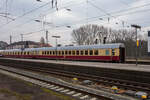 Klimatisierter erste Klasse TEE- /InterCity- Schnellzug-Großraumwagen der Gattung Bauart Apmz 121.2, D-AKE 56 80 18-95 001-0, der AKE-Eisenbahntouristik – Jörg Petry e.K. (Gerolstein) am 10 März 2024 im Hbf Osnabrück, eingereiht im Zugverband (Zugschluss) in den 1. Klasse-Sonderzug AKE RHEINGOLD (vom 10 bis 14 März 2024) von Koblenz via Hamburg, Bremen, Husum und Westerland auf Sylt nach List auf Sylt.

Wie bereits im TEE-Triebwagenzug VT 11.5 von 1957 wurden auch 1962 für den neuen Rheingold-Zug neben den klassischen Abteilwagen in Anlehnung an die Pullman-Fahrzeuge Großraumwagen mit Mittelgang und Reihenbestuhlung (damals auch Flugzeug-Bestuhlung genannt) vorgesehen. Etwa 25% der Reisenden entschieden sich für diese Bauart, während die Mehrheit Abteile bevorzugte. Dementsprechend wurde das Verhältnis Abteil-/Großraumwagen auf 2 bis 3 zu 1 festgelegt.

Dieser Wagen entstammt einer Nachbauserie von 1971 (mit Steildach und durchgehender Regenrinne) und wurde von der MAN - Maschinenfabrik Augsburg-Nürnberg im Werk Nürnberg gebaut und am 28.09.71 an die Deutsche Bundesbahn geliefert, gerade noch rechtzeitig zum Start des damals ausschließlich erstklassigen IC-Netzes. Der damalige 160 km/h (200 km/h ab 1977) schnelle und für alle europäischen Bahnstromsysteme geeignete Wagen wurde in Frankfurt (M) beheimatet und in TEE- und IC-Zügen eingesetzt.

Die Liegesessel der Fa. Bremshey mit einer Neigbarkeit der Rückenlehne um 23 cm bieten einen sehr hohen Sitzkomfort und konnten anfangs bei Fahrtrichtungswechseln mit wenigen Handgriffen gedreht werden.

Die Rückenlehnen hatten 1971 allerdings noch keine integrierten Klapptische, eine Abstellmöglichkeit boten nur kleine, schwenkbare Tische an den Seitenwänden. Der Reihenabstand von 1,17 m ist bis heute unerreicht, beim neuesten ICE 4 ist dieses Maß in der ersten Klasse bereits auf 93 cm verringert worden. Selbstverständlich entspricht auch die Fensterteilung der Sitzplatzanordnung, „Wandfensterplätze“ gibt es bei AKE-Rheingold nicht.

Ab 1976 war Dortmund seine neue Heimat und das fast 25 Jahre lang. Seit April 1977 ist unser Wagen durch Umbauten an den Drehgestellen für eine Höchstgeschwindigkeit von 200 km/h zugelassen.

1980 hatte die Deutsche Bundespost ihr (noch analoges) Funktelefonnetz auf einen Selbstwähldienst umgestellt. Die bislang von der Zugsekretärin durchgeführte Vermittlung von Telefongesprächen über das „Fernamt“ war deshalb nicht mehr erforderlich. Über ein in der Garderobe installiertes Münztelefon konnte die Gesprächsverbindung nun selbst hergestellt werden, dieser „Münzer“ wurde nach 1990 durch ein Kartentelefon ersetzt.

Nach rund 19 Jahren und der damit etwa halben zu erwartenden Nutzungszeit wurde unser Wagen 1990 komplett aufgearbeitet. Dabei erhielt er u.a. neue Fenster, die einen besseren Schutz vor eindringender Feuchtigkeit versprachen, die bisherigen Rückenlehnen wurden durch solche mit integrierten Klapptischen ersetzt und alle Polster mit weinrotem Bordürenstoff bezogen. Es entfiel jedoch die Möglichkeit, die Sitze in Fahrtrichtung zu drehen. Um die Instandhaltungskosten zu senken, wurde die elektrische Anlage auf eine Verwendung nur im Bahnstromnetz von Deutschland, Österreich und der Schweiz zurückgebaut. Die Neulackierung erfolgte in den IC-Produktfarben weiß/orientrot mit pastellviolettem Absetzstreifen. Dermaßen ausgerüstet versah dieser Wagen von Basel aus weiterhin seinen Dienst im IC- und EC-Netz bis zu seiner Ausmusterung im Jahre 2004.

Danach wurde er von einem Privatmann erworben, wieder in den TEE-Farben lackiert und betriebsfähig erhalten, bis er 2011 von der
AKE-Eisenbahntouristik gekauft wurde. Er bietet nun – wie früher – eine komfortable Alternative zu den Abteilwagen in dem „AKE-Rheingold“.

Quelle: AKE-Rheingold

TECHNISCHE DATEN:
Länge über Puffer: 26.400 mm
Wagenkastenlänge: 26.100 mm
Wagenkastenbreite: 2.825 mm
Höhe über Schienenoberkante: 4.050 mm
Drehzapfenabstand: 19.000 mm
Achsstand im Drehgestell: 2.500 mm
Drehgestellbauart: Minden-Deutz 367
Leergewicht: 43 t
Höchstgeschwindigkeit: 200 km/h (bei Ablieferung 160 km/h bis 1977)
Sitzplätze (in der ersten Klasse): 48 (Großraumabteil)
Toiletten: 2 (geschlossenes System)
Heizungsbauart: Klimae
Energieversorgung: Zentrale Energieversorgung aus der Zugsammelschiene
Batterien: 24 V, 385 Ah
Bremsbauart: KE-GPR-Mg (D) [ep]
Zulassungen: D, A und CH (RIC)
Urgattung: Apmz 121

