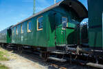 Der 2-achsige Personenwagen 1002 der Hespertalbahn e. V., ex Essener Steinkohle AG für werksinternen Personenverkehr der Zeche Poertingssiepen Umzeichnung in Zeche ver. Poertingssiepen №2 (ab 1955 in den Besitz der Mannesmann AG), abgestellt am 18 Juli 2015 vor dem alten Bahnhof in Essen-Kupferdreh.

Bei diesem Personenwagen handelt es sich um einen 2-achsigen Personenwagen für Industriebahnen mit 5 Fenstern, Großraumwagen mit Sitzplatzteilung 2+3, offenen Plattformen und Wagenübergängen. Bei dem Fahrzeug handelt es sich zudem um ein Originalfahrzeug der Hespertalbahn. Dieser Personenwagen war von 1927 bis zur Stilllegung der Zeche Poertingssiepen im Jahre 1973 für die Bergleute in einem nicht öffentlichen Personenverkehr im Einsatz.

Der Wagen wurde 1910 von der Firma Kuenstler & Co. in Holzwickede für eine nicht bekannt Bahn gebaut. 1927 ging er dann an die Essener Steinkohle AG für werksinternen Personenverkehr der Zeche Poertingssiepen Umzeichnung in Zeche ver. Poertingssiepen №2. Ende der 1930er Jahre erfolgte ein Umbau mit vereinheitlichen Wagenkasten, hier mit 5 Fenstern, in der Werkstatt der Zeche Prinz-Friedrich in Essen-Kupferdreh. Die Förderung auf Pörtingssiepen II wurde am 30. Dezember 1972 eingestellt, die restliche Förderung wurde auf Carl Funke gehoben und aufbereitet. Am 30. April 1973 wurde das Verbundbergwerk Pörtingssiepen/Carl Funke komplett stillgelegt. So ging der Wagen 1973 an die DEW -Dampfeisenbahn Weserbergland e.V. (DEW) in Bad Eilsen, der Wagen wurde als DEW 22 bezeichnet. 1977 ging er an die MEM - Museumseisenbahn Minden (MEM) und wurde als MEM 102 geführt. Im Jahr 2005 konnte der Verein zur Erhaltung der Hespertalbahn e. V., auf seine alte Stammstrecke der Hespertalbahn nach Essen-Kupferdreh zurückholen, wo er nun als 1002 bezeichnet wird und im regulären Museumszug im Einsatz ist. Äußerlich und innerlich ist er auch wieder im alten Erscheinungsbild.

TECHNISCHE DATEN:
Spurweite: 1.435 mm (Normalspur)
Achsanzahl: 2
Gattung: C2i
Länge über Puffer: 10.750 mm
Achsabstand: 5.000 mm
Gewicht: 10.800 kg
Höchstgeschwindigkeit: 65 km/h
Einstiegstüren: 2 über offenen Plattformen
Sitzplätze: 50 in 3. Klasse im Großraumabteil mit Sitzplatzteilung 2+3
Toilette: keine 
Betriebsbereitschaft: betriebsbereit
Besonderheit: Originalfahrzeug der Hespertalbahn