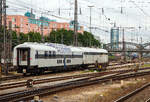 Der LUXON DomeCar CH-RADVE 61 85 89-90 003-3 SRmz der Rail Adventures ist dem Schutzwagen (Begleitwagen) D-RADVE 56 80 90-91 001-5 Dmz 090 der RailAdventure, ex DBP 51 80 00-95 189-8 Post 026, am