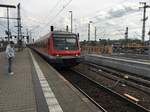 111 042 schiebt eine 5 Wägige n Wagen Garnitur aus der Abstellung in Mannheim Hbf.
