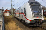 Steuerwagen voraus erreicht die DB IC2-Garnitur 4886 als IC 2203 (RE35) von Norddeich Mole, via Emden und Münster nach Köln Hbf, am 14 März 2024 den Bahnhof Norden.